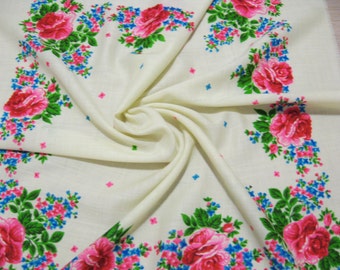 Pode incluir: Tecido branco com um padrão floral de rosas cor-de-rosa e flores azuis. O tecido está dobrado no centro e o padrão é visível em ambos os lados.