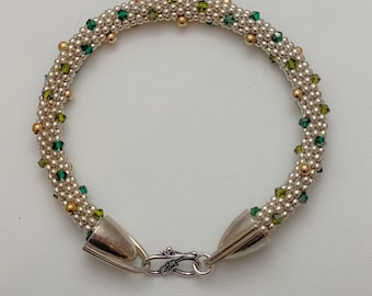 Grün und Gold Swarovski Häkelarmband