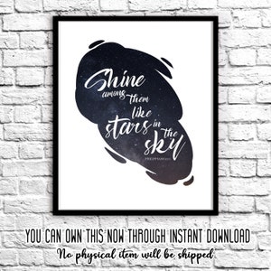 Puede incluir: Una cita imprimible con un fondo de galaxia. La cita dice "Shine among them like stars in the sky" con la referencia bíblica "Philippians 2:15".