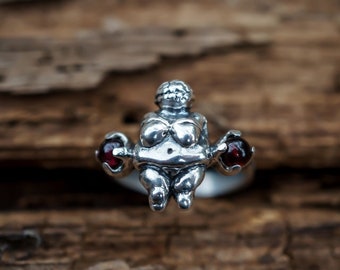 Willendorf Goddess Ring Sterling Silver 4.05 dwt