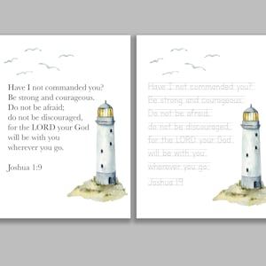Könnte beinhalten: Eine Aquarell-Illustration eines Leuchtturms mit dem Bibelvers "Habe ich dir nicht geboten? Sei stark und mutig! Fürchte dich nicht und verzage nicht; denn der HERR, dein Gott, ist mit dir, wohin du auch gehst. Josua 1,9" darunter geschrieben.