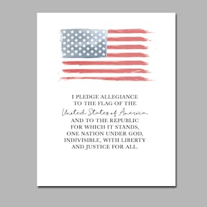 Può includere: Un dipinto ad acquerello della bandiera americana con il testo del giuramento di fedeltà sottostante. Il testo recita: "Giuro fedeltà alla bandiera degli Stati Uniti d'America e alla repubblica per la quale essa sventola, una nazione sotto Dio, indivisibile, con libertà e giustizia per tutti."
