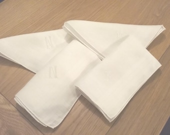 Urval av irländska herrnäsdukar i linne. Handrullad näsduk, herraccessoar för brudgummar och marskalkar. Monogrammärkta bokstäver K, N, T.