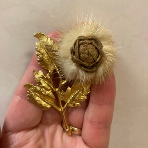10% PRICE REDUCTION Vintage fur brooch with rose centre. Circular beige/cream-toned fur brooch, flower shape, gold leaves