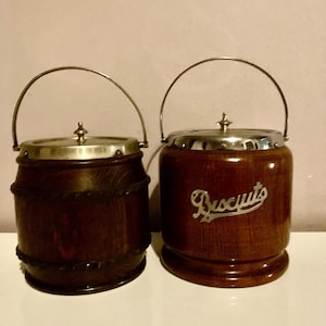 Selección de antiguos barriles de galletas de madera. Barril de galletas de madera maciza. Tarro de galletas.