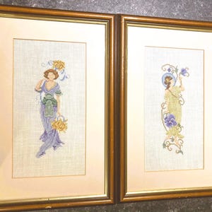 額入り刺繍絵のペア。額入りの手作り絵。クロスステッチの女性を 