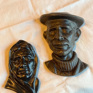 Mascarones de turba. Mujer y hombre de Arán. Figura tallada en turba, hecha a mano en turba irlandesa, celta, Irlanda medieval antigua.