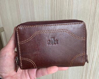 Monedero de piel marrón. Monedero. Tarjetero. Monedas. Billetes. Piel