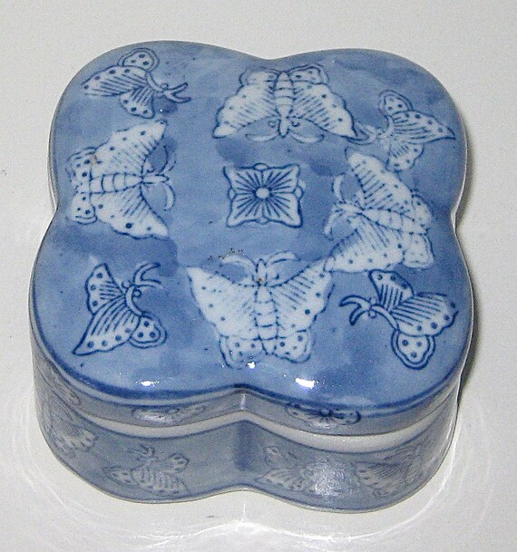Butterfly Box Hand Painted Blue and White Japanese Porcelain  Heart Shaped Porcelain Trinket Box Maitland Smith Asian Butterfly Blue Ceramic‎ main image 0