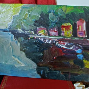 K&ouml;nnte beinhalten: Ein Gem&auml;lde, das eine Flussszene mit Booten und B&auml;umen zeigt. Das Wasser ist hellblau und die B&auml;ume sind gr&uuml;n. Der Himmel ist hellgelb. Das Gem&auml;lde ist in einem lockeren, impressionistischen Stil gehalten.