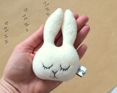 Bunny rammelaar, konijn, Baby rammelaar, Soft Toy, Baby cadeau, baby shower, baby jongen, kinderdagverblijf decor, bossen, baby speelgoed, Handgemaakt in Australië