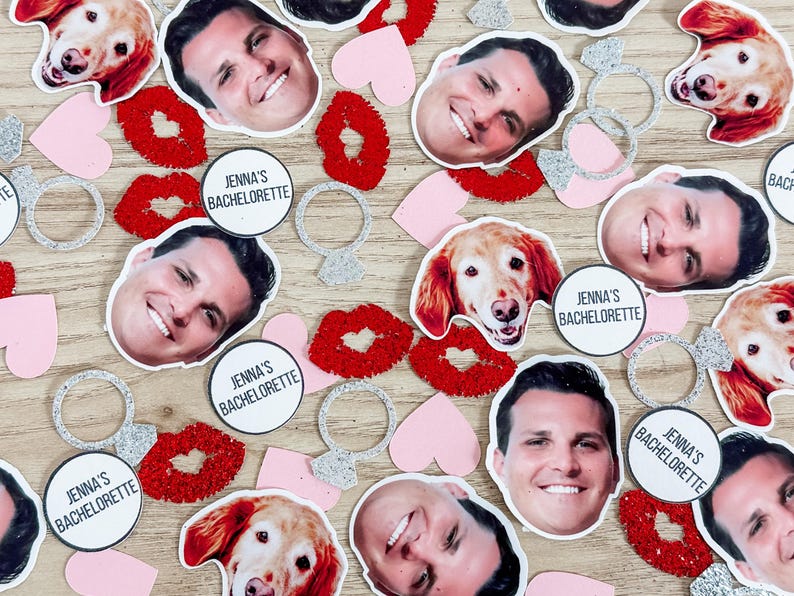 Pu&ograve; includere: Confetti per un addio al nubilato con una variet&agrave; di immagini tra cui un cane, un anello, labbra, cuori e volti. Il coriandoli &egrave; stampato con il testo "Jenna's Bachelorette".