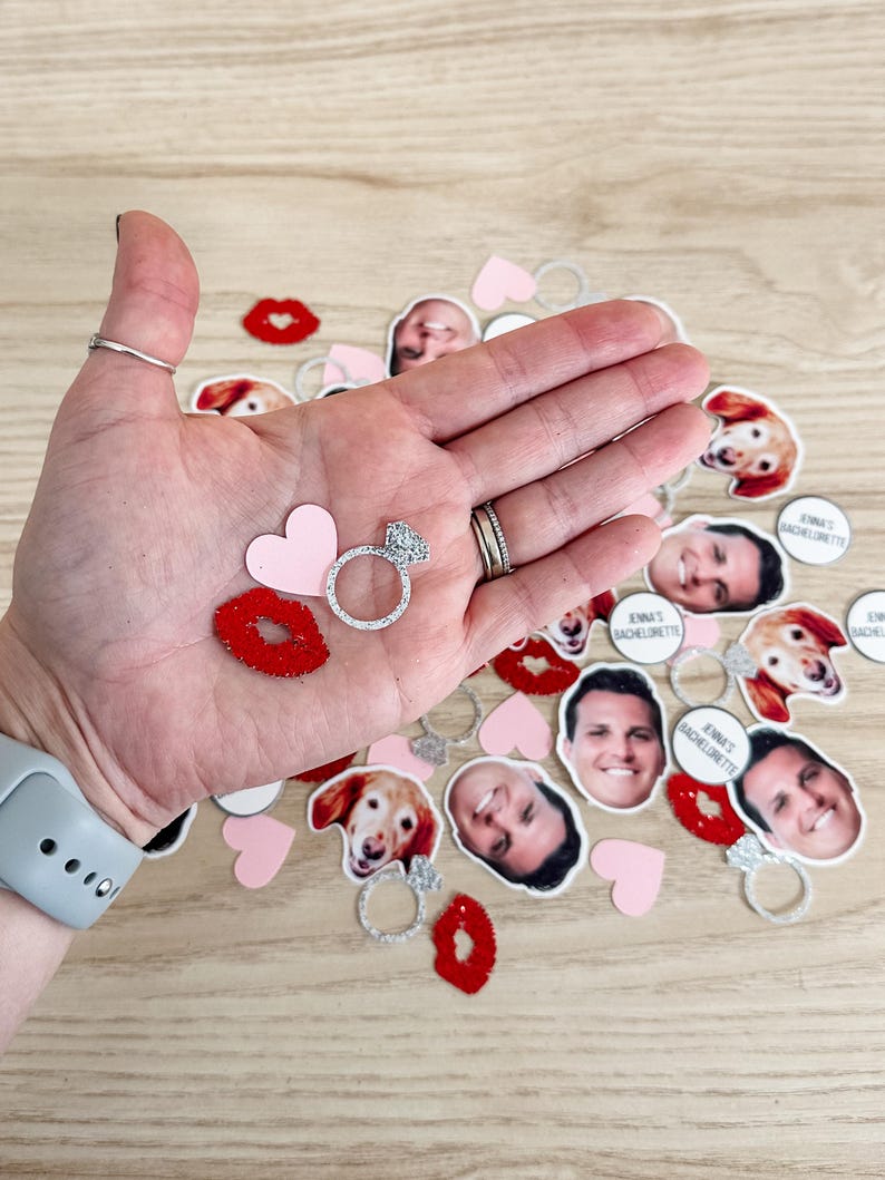 Pu&ograve; includere: Confetti rosa e rossi con un anello, labbra, cuori, un cane e volti di persone. Il coriandoli dice "Jenna's Bachelorette".