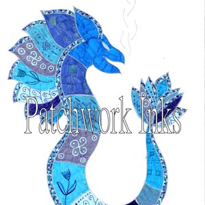 Op de afbeelding: Een blauwe en paarse patchworkdraak met een gekrulde staart en rook die uit zijn neusgaten komt. De draak is omrand met zilveren glitter. De tekst "Patchwork Inks" staat in zwarte letters onder de draak.