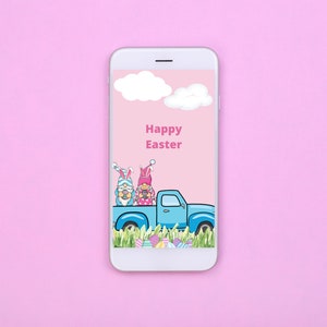 Puede incluir: Un teléfono inteligente que muestra un fondo rosa con un camión azul que lleva dos gnomos. Los gnomos llevan sombreros rosas y azules. El texto "Happy Easter" se muestra en la pantalla.
