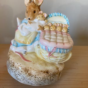 Caja de música vintage de Schmid Beatrix Potter: Dos ratones traviesos, decoración infantil pintada a mano (1987)