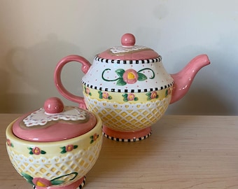 Set da tè e zuccheriera Mary Engelbreit con teiera e zuccheriera, set da tè in ceramica con motivo floreale rosa e giallo e cuore in pizzo.