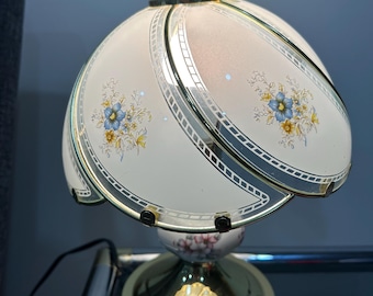 3-vägs guldfärgad touchlampa med 6 glaspaneler blå blommig 35 cm vintage
