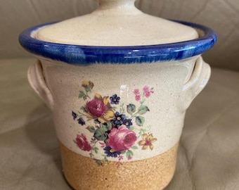 Bote pequeño de cerámica Chippendale by Monroe Salt Works con tapa, borde azul y diseño floral.