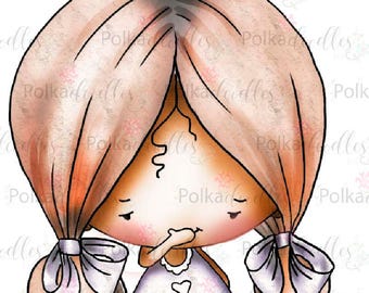 Puede incluir: Una ilustración digital de una niña con cabello castaño, que lleva un vestido blanco con un diseño de corazón y lazos morados en el cabello. Ella se está tapando la boca con la mano y tiene una expresión triste.