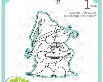 Puede incluir: Clipart digital en blanco y negro de un gnomo sosteniendo una magdalena con una vela en la parte superior. La imagen está etiquetada como "1 imagen" y "Imagen en blanco y negro solamente, imágenes en color para referencia solamente".