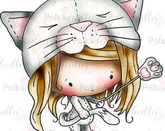 Puede incluir: Una ilustración digital de una niña vestida de gata. Lleva un disfraz de gato blanco con una cabeza de gato gris y orejas rosas. Sostiene una varita con una pata rosa en el extremo. El fondo es blanco con un patrón rosa claro.