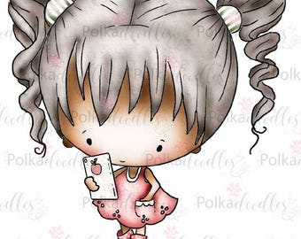 Puede incluir: Una ilustración digital de una niña con piel morena, cabello gris y ojos marrones. Lleva un vestido rosa con un bolsillo blanco y botas blancas. Está sosteniendo un teléfono inteligente blanco con una manzana roja en la pantalla. El fondo es blanco con un patrón floral rosa claro y azul.