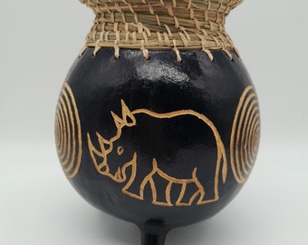 Cuenco pequeño de calabaza africana con patas. Diseño de animales tallados a mano, ideal para decoración del hogar o la oficina, fabricado en Kenia por la tribu masai