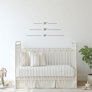 Puede incluir: Cuna blanca con un colch&oacute;n blanco y dos almohadas blancas con rayas beige. La cuna mide 89 cm de largo, 76 cm de ancho y 56 cm de alto.