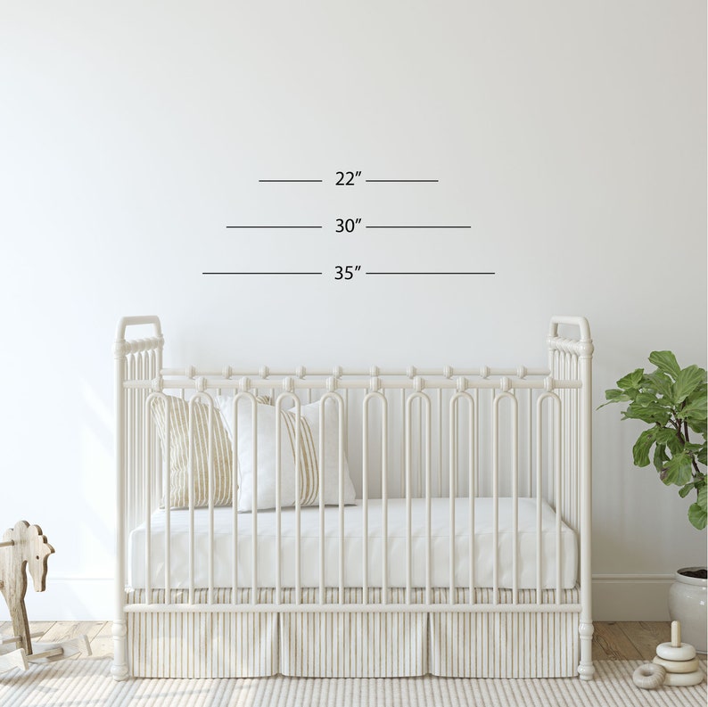 Puede incluir: Cuna blanca con un colch&oacute;n blanco y dos almohadas blancas con rayas beige. La cuna mide 89 cm de largo, 76 cm de ancho y 56 cm de alto.