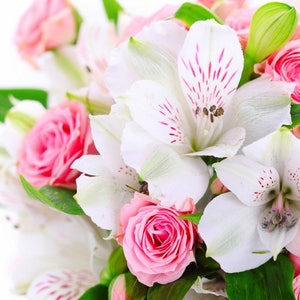 Bouquet di tovagliette laminate di fiori bianchi e rosa