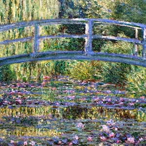 Peut inclure: Un pont en bois bleu en arc de cercle au-dessus d'un étang rempli de nénuphars. Les nénuphars sont un mélange de rose et de violet, et l'eau est d'un bleu clair. L'arrière-plan est un flou de verdure et de feuillage.