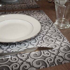 Set de table plastifié motif baroque argenté numéro 2 image 7