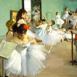 Peut inclure: Une peinture représentant une classe de ballet dans un studio. La pièce est peinte en vert pâle avec un miroir sur le mur du fond. Les danseuses portent des tutus blancs et sont dans différentes poses. Un homme avec une canne se tient à l'arrière-plan, observant la classe.