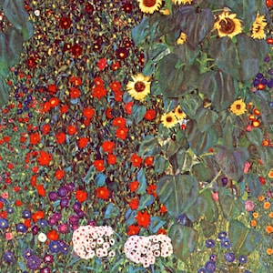 Può includere: Un dipinto che rappresenta un campo di fiori con girasoli sullo sfondo. I fiori sono rossi, gialli, blu, bianchi e viola. I girasoli sono gialli con centri marroni. Il dipinto è realizzato in uno stile che ricorda l'impressionismo.