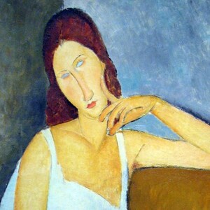 Peut inclure: Une peinture d'une femme aux cheveux roux, portant un haut blanc sans manches, sur un fond bleu. La femme regarde vers la gauche et a la main posée sur le menton.