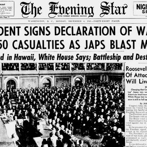 Set di tavoli laminati vecchi giornali Seconda guerra mondiale Entrata degli Stati Uniti in guerra