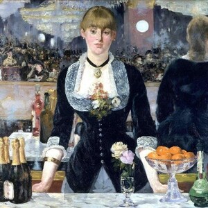 Peut inclure: Une femme en robe noire avec un col en dentelle blanche et un corsage floral se tient derrière un bar. Elle sert des boissons à des clients dans un bar faiblement éclairé. Il y a des bouteilles d'alcool et des verres sur le bar.
