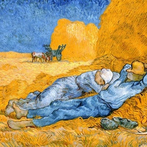 Peut inclure: Une peinture de Vincent van Gogh représentant deux personnages endormis dans un champ de foin. Les personnages sont vêtus de bleu et sont allongés sur le côté. L'arrière-plan est un champ de foin jaune avec une grande meule de foin au loin. Le ciel est bleu avec des nuages blancs.