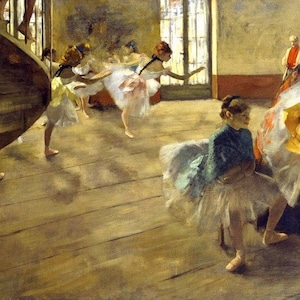 Peut inclure: Une peinture d'un studio de ballet avec un groupe de danseurs dans différentes poses. Les danseurs portent des tutus blancs et s'entraînent devant une grande fenêtre. Il y a un escalier en bois en arrière-plan.