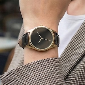Schwarze minimalistische Damenuhr, goldenes Gehäuse, vegane Lederarmband Damenuhr, klassisches Geschenk für sie, elegante Kleideruhr, ethnische Uhr