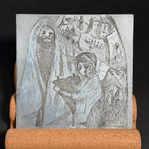 Peut inclure: Une plaque en métal argenté avec une image gravée d'un homme barbu en robe, un enfant tenant un bol et deux femmes en arrière-plan. L'image est en noir et blanc.