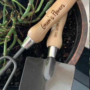 Personalized Garden Tools Great gift for the gardener Trowel rake with your custom text afbeelding 1