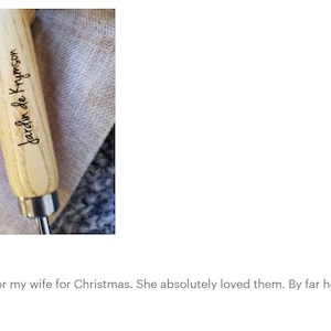May include: Two wooden gardening tools with the text "Jardin de Krymson" engraved on them.