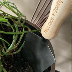 Personalized Garden Tools Great gift for the gardener Trowel rake with your custom text afbeelding 2