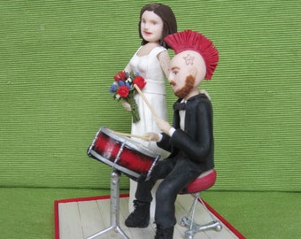 CAKE TOPPER PERSONALIZES: A punk wedding! Your story on order, decorate the treat, from 30 euro. Porcelain Cold wedding cake