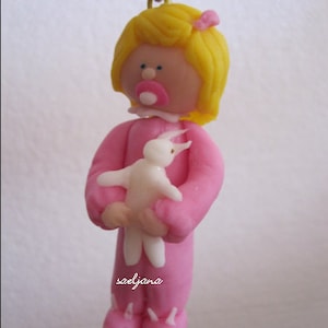 La fillette rose au lapin PORTE-CLEF , pendentif  Porcelaine Froide saeljana bijou sac cartable cadeau fille, école primaire récréation Noël