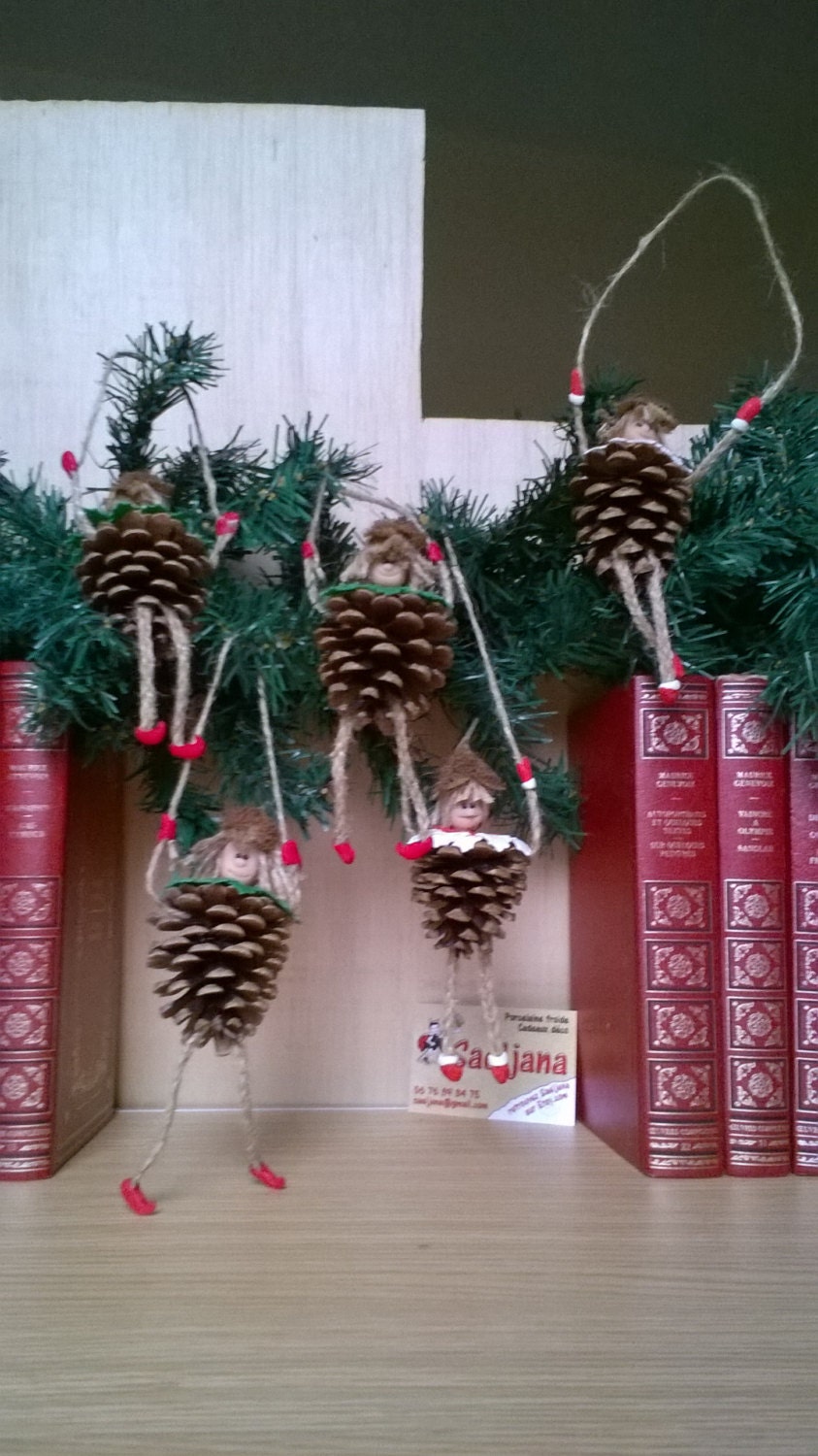 Lutin Pomme de Pin. Belle Déco Pour Noël, L'hiver Porcelaine Froide Saeljana