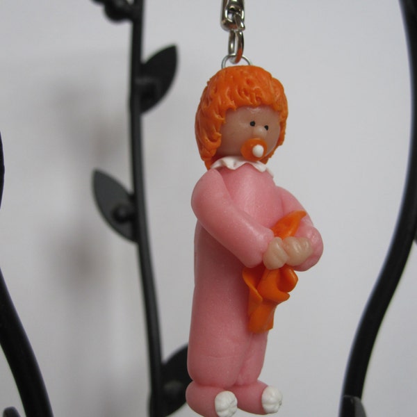 Petite fille avec son doudou. Porte clé. Pendentif. Porcelaine froide saeljana.Bijou, sac, cartable