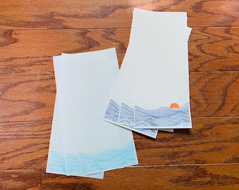 Papelería con diseño de olas azules en relieve